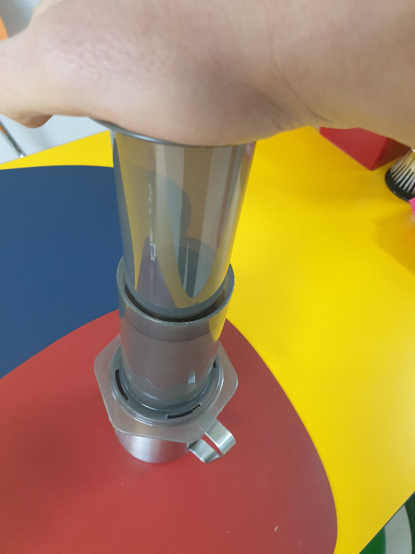 에어로프레스에 손을 올려 프레스 중인 모습