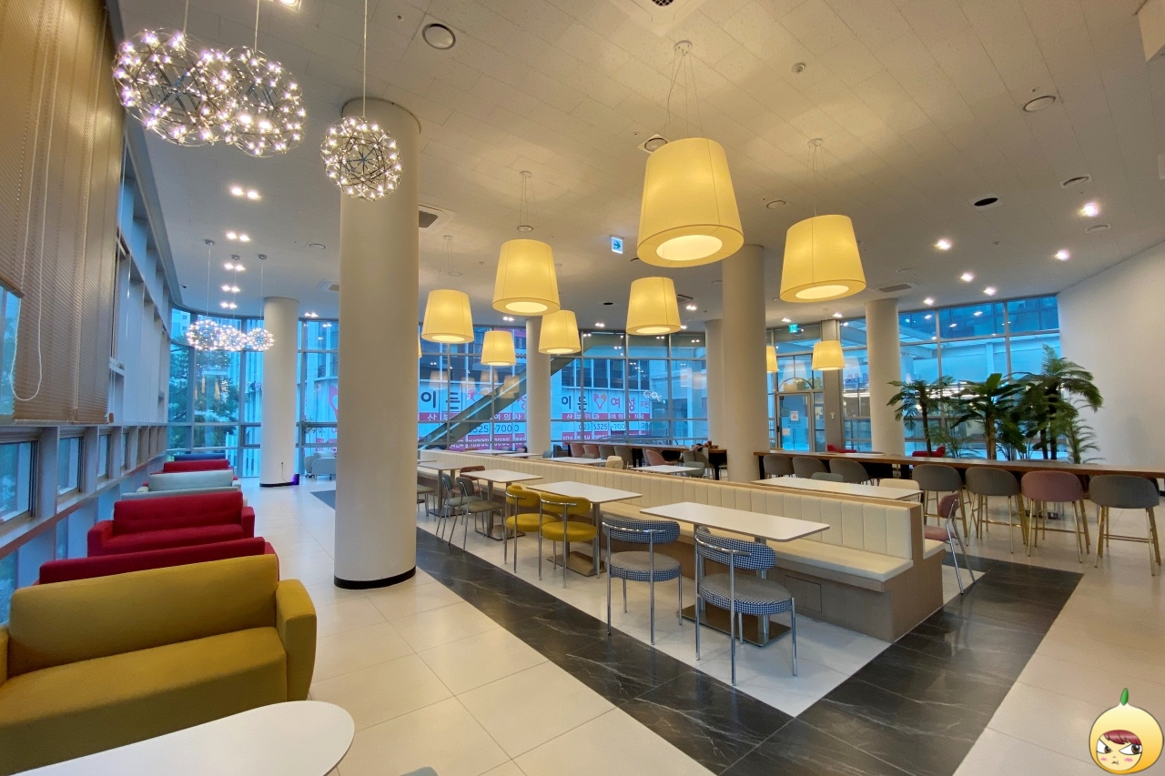 애월빵공장 가산점 2층 카페 공간