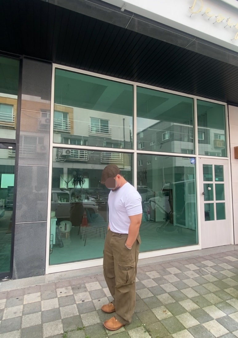 데일리룩(2025. 7. 30.)와일드브릭스 헤링본 헌팅캡 브라운, 무신사 무신사스탠다드 쿨탠다드 반팔 티셔츠 화이트, 프리즘웍스 카고 팬츠 카키, 레드윙 아이언레인저 호손뮬스키너