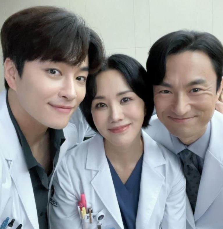 배우 김병철이 동료 배우들과 함께 있는 모습