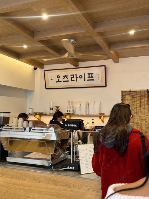 한국어 간판이 있는 파리 카페 오츠