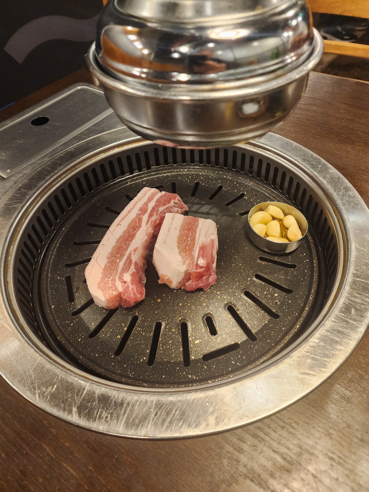 불판 위에 삼겹살