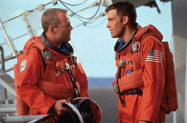 훈련복을 입고 있는 브루스 윌리스와 벤 에플렉