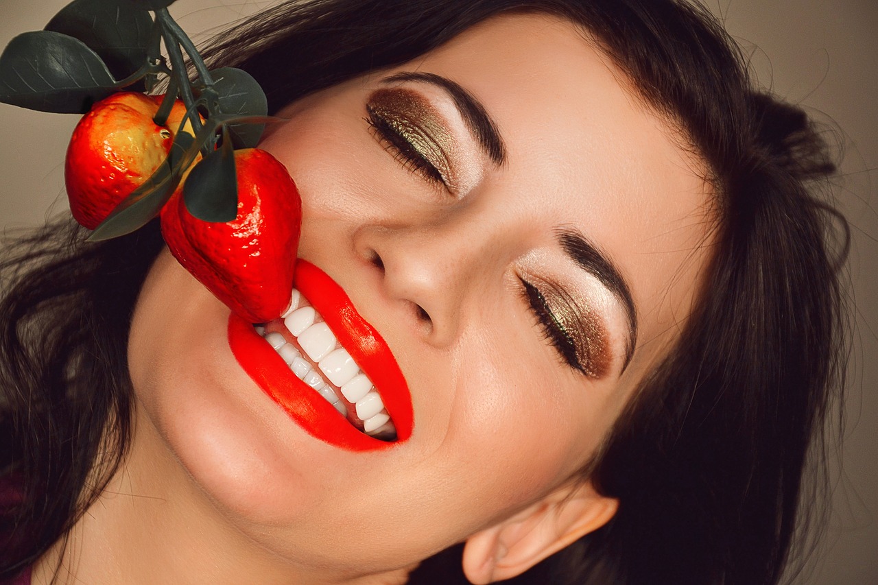 건강한 이빨로 과일을 먹는 사진