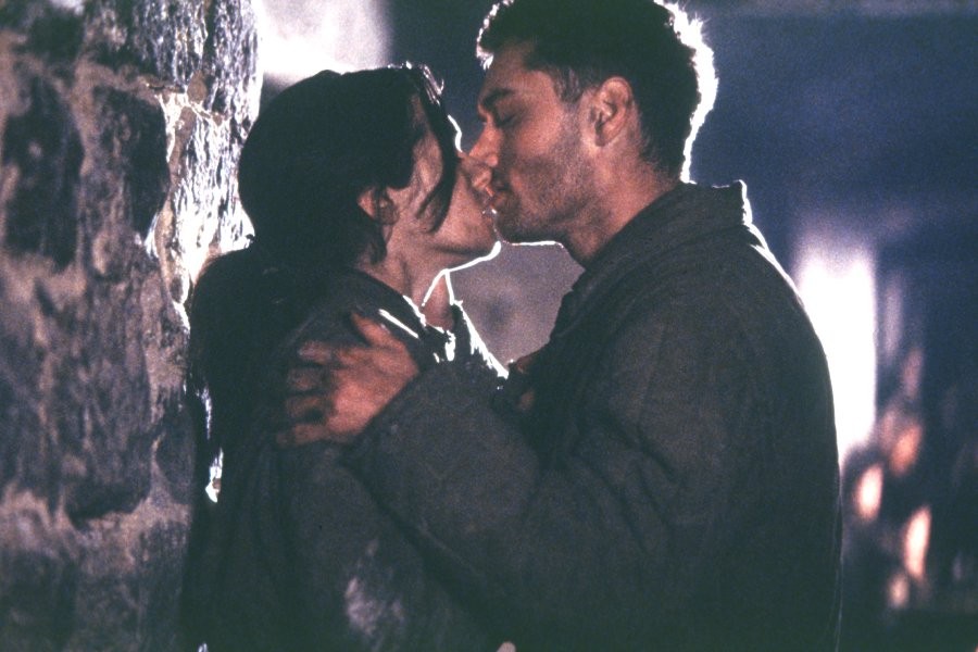 영화-에너미-앳-더-게이트-스틸컷-키스하는-남녀