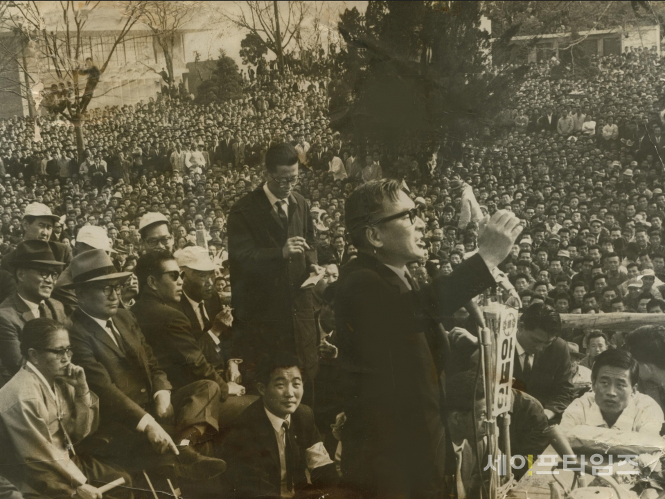 대중들 앞에서 연설하는 장준하 선생님 / 출처 : 세이프타임즈