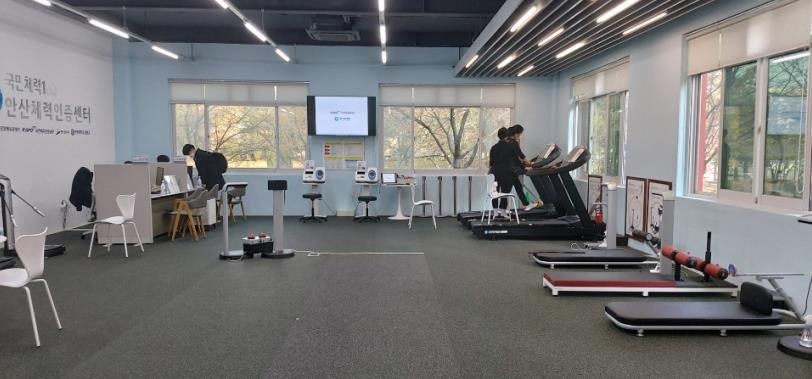 국민체력100 홈페이지 체육관에서 사람들이 체력 측정을 받고 있는 모습