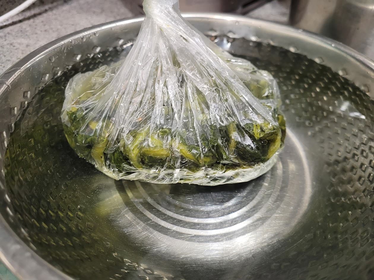 찬물에 해동 중인 시래기