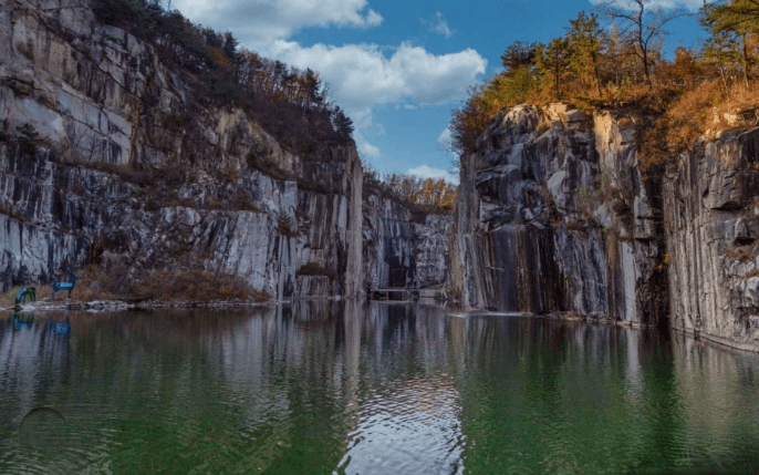 포천 산정호수 둘레길 안내판과 억새밭&amp;#44; 불빛축제 야경이 어우러진 가을 축제 현장