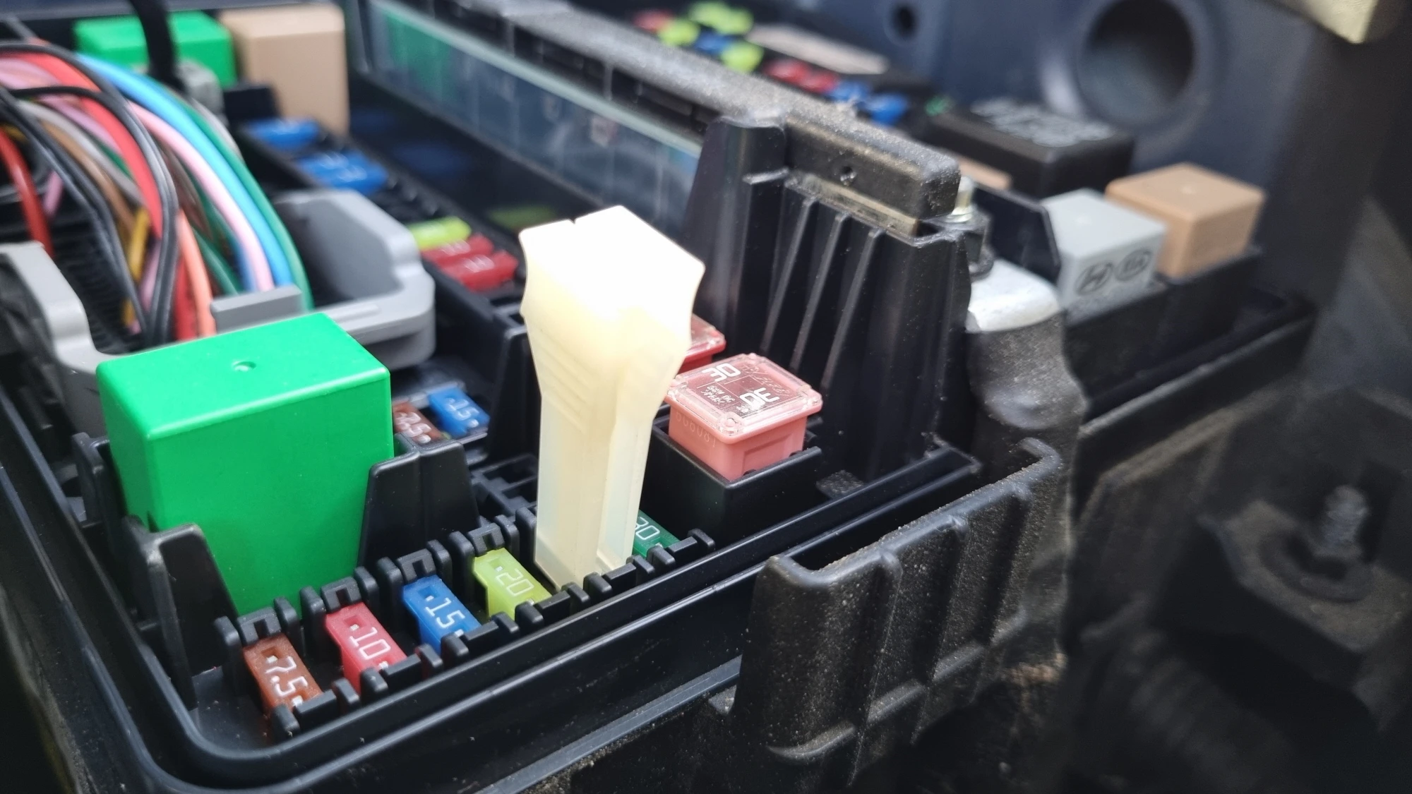 퓨즈 집게 끼운 모습