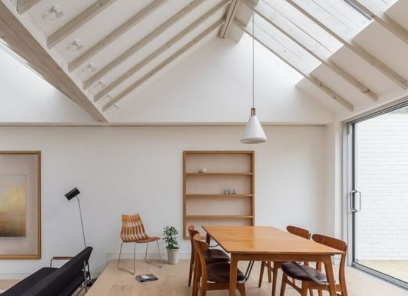 뽀족한 모양의 천장 사진