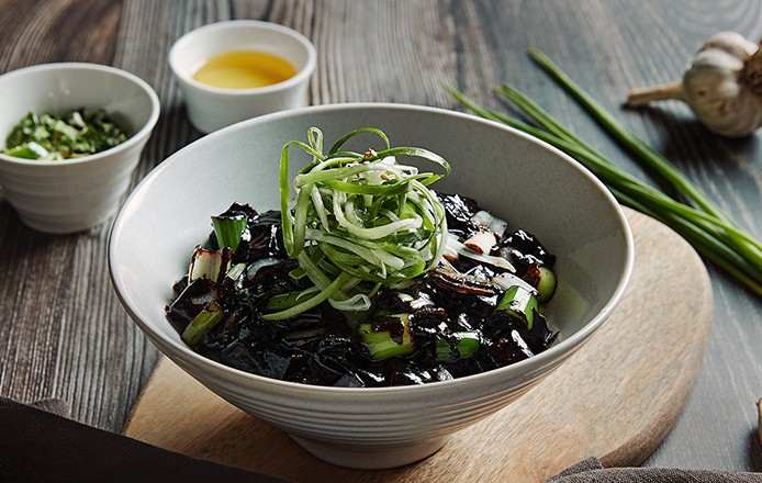 얄피꽉찬 생물만두와 먹기 좋은 로스팅짜장면 파기름