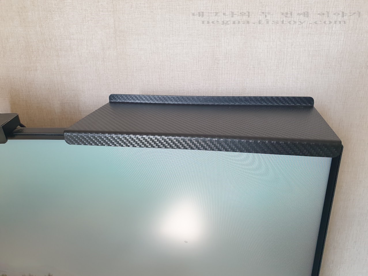 모니터 위에 설치.