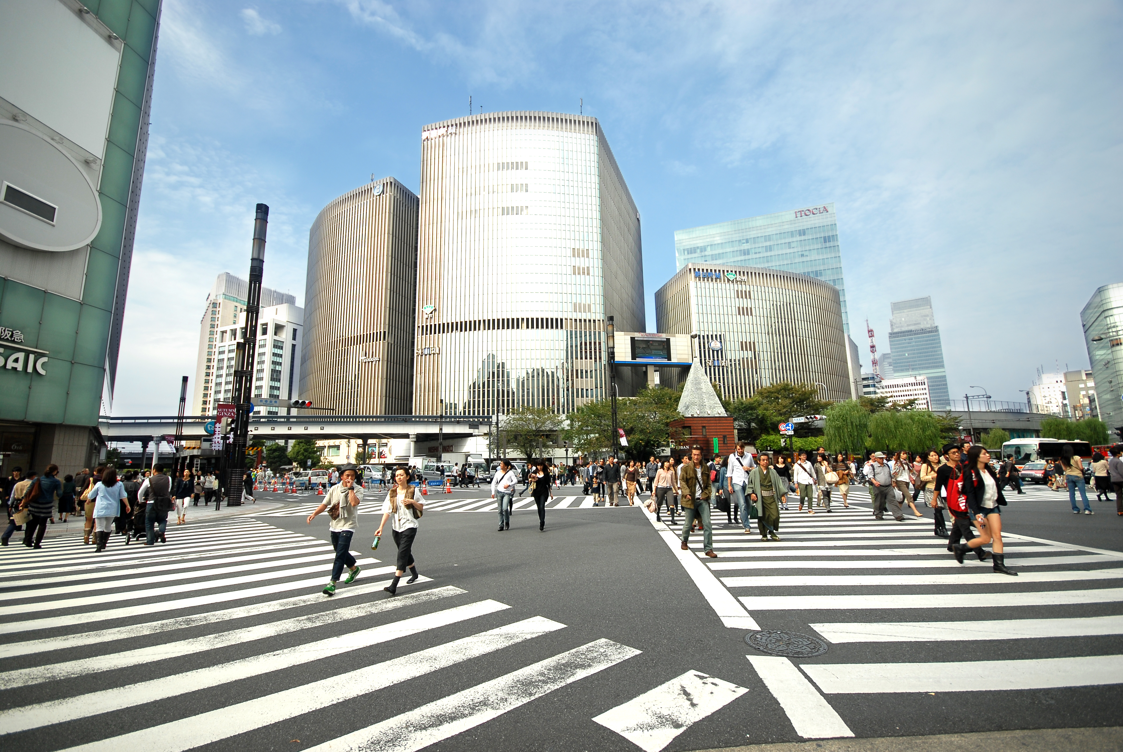 횡단보도 건너는 사람들