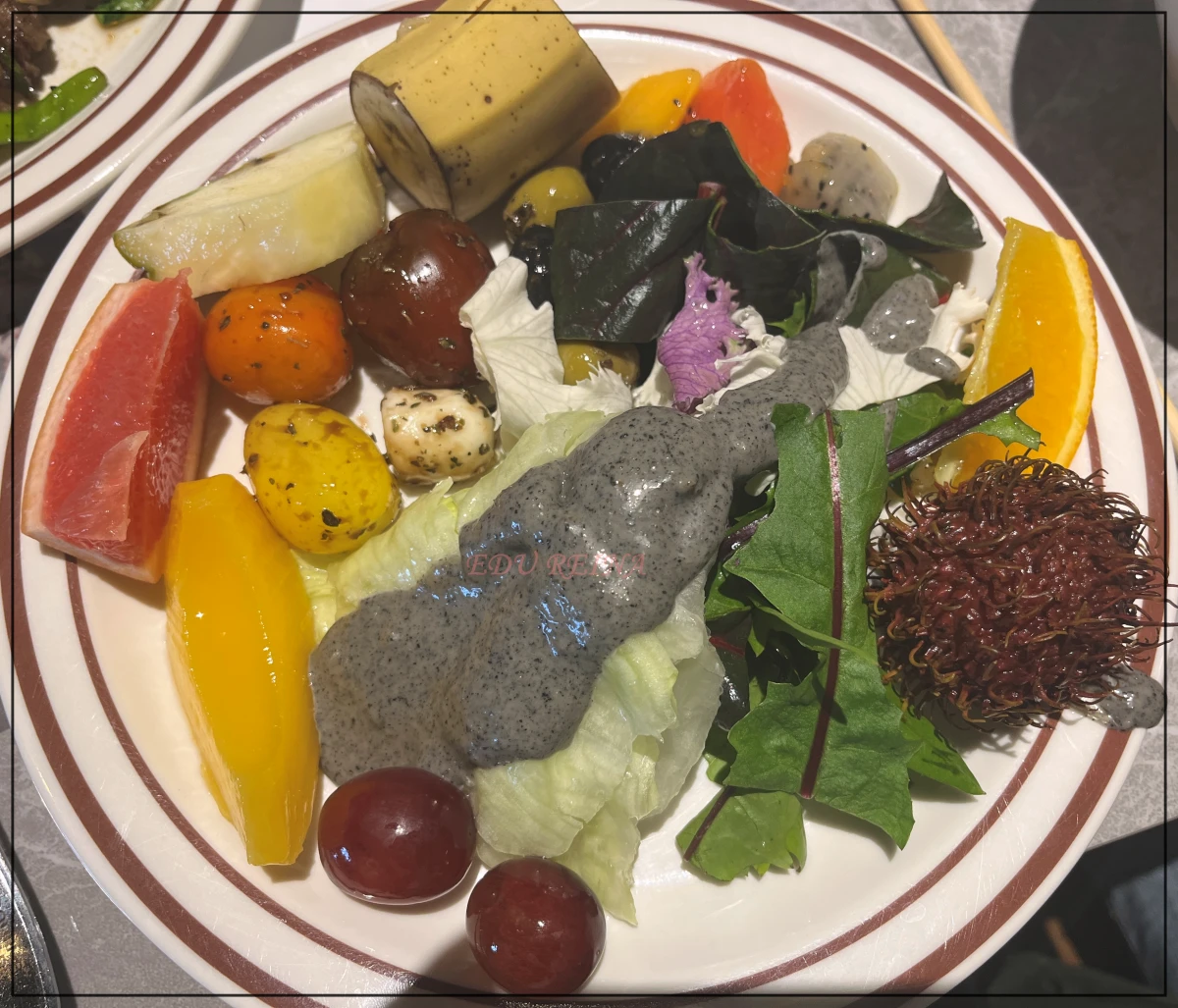 고메스퀘어파주직영점-샐러드-과일-접시-담기