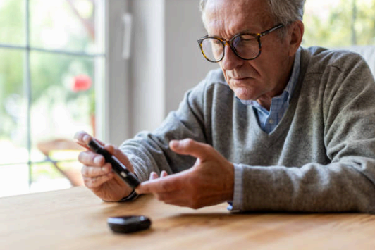 노인 당뇨병 체크 이미지사진