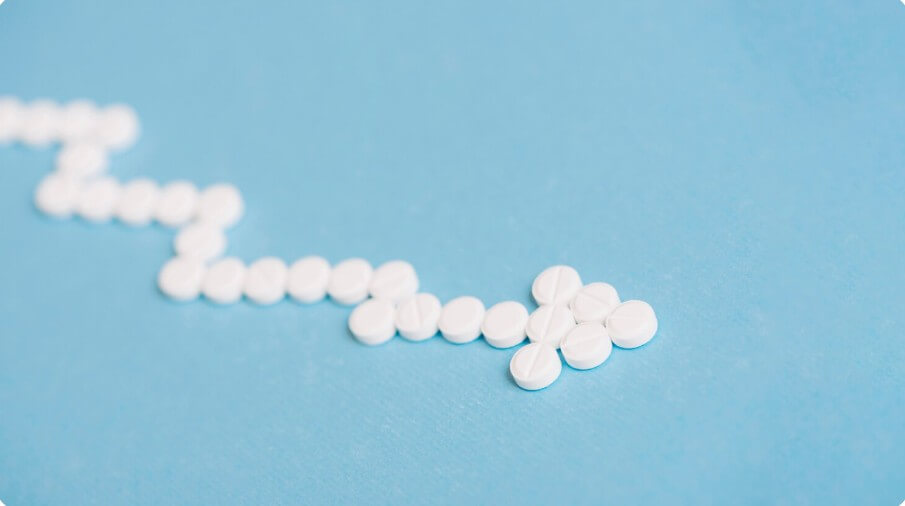 알약으로 화살표 모양을 만든 모습