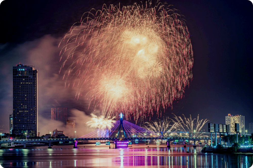 다낭의 불꽃놀이가 펼쳐지는 야경