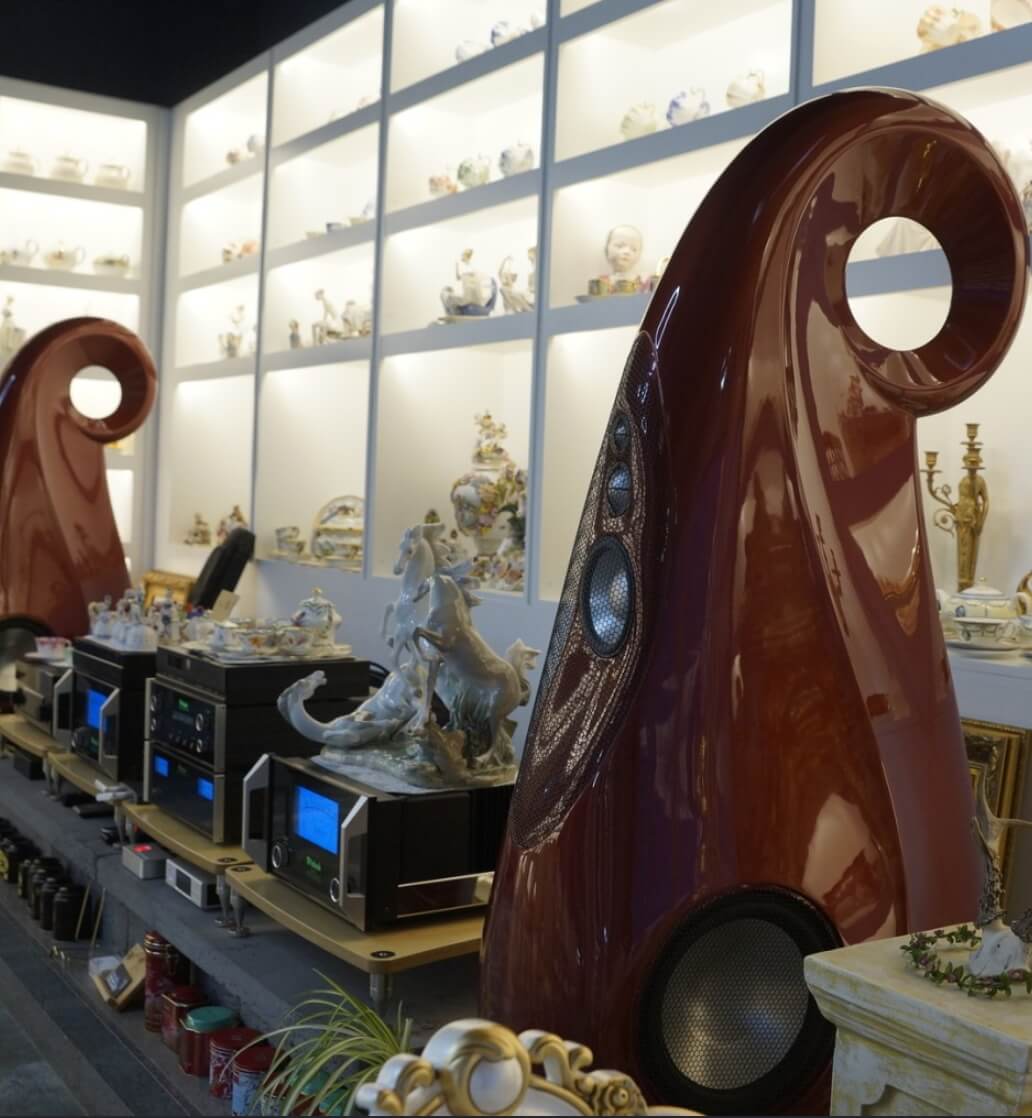 마노르블랑은 2천평이 넘는 정원에 7000여본에 장미와 유럽수국&amp;#44; 동백으로 꾸며진 환상적인 정원입니다