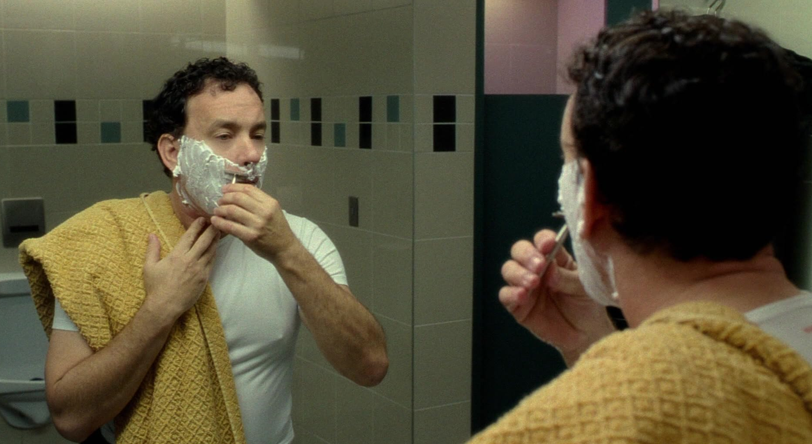 공항 화장실에서 씻는 주인공