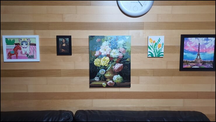 벽에-걸린-여러가지-액자들