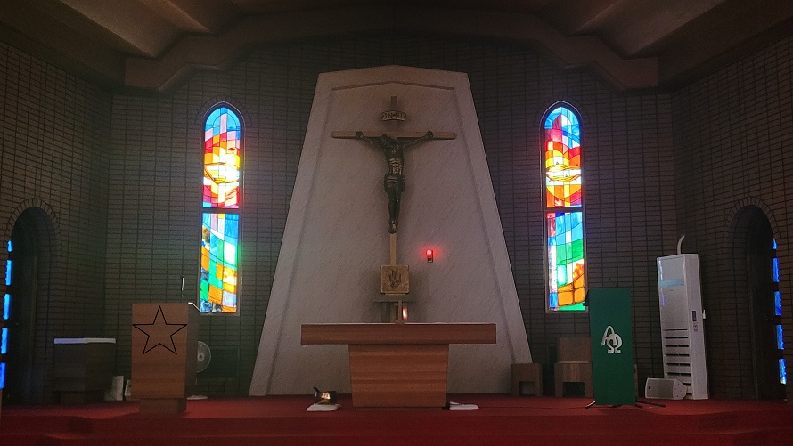 독산동성당 성전 안 십자고상, 스테인드글라스, 감실, 제대, 제단 사진입니다.