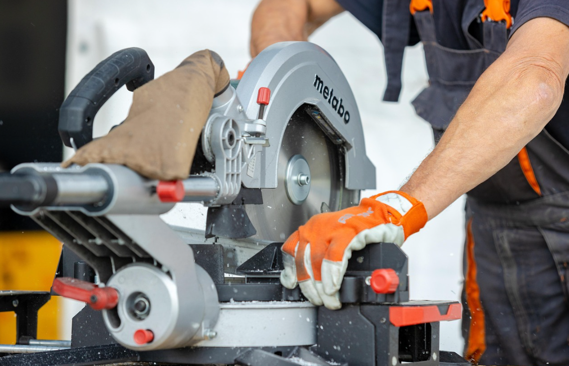 전기톱으로 쇠를 절단하는 남성 사진