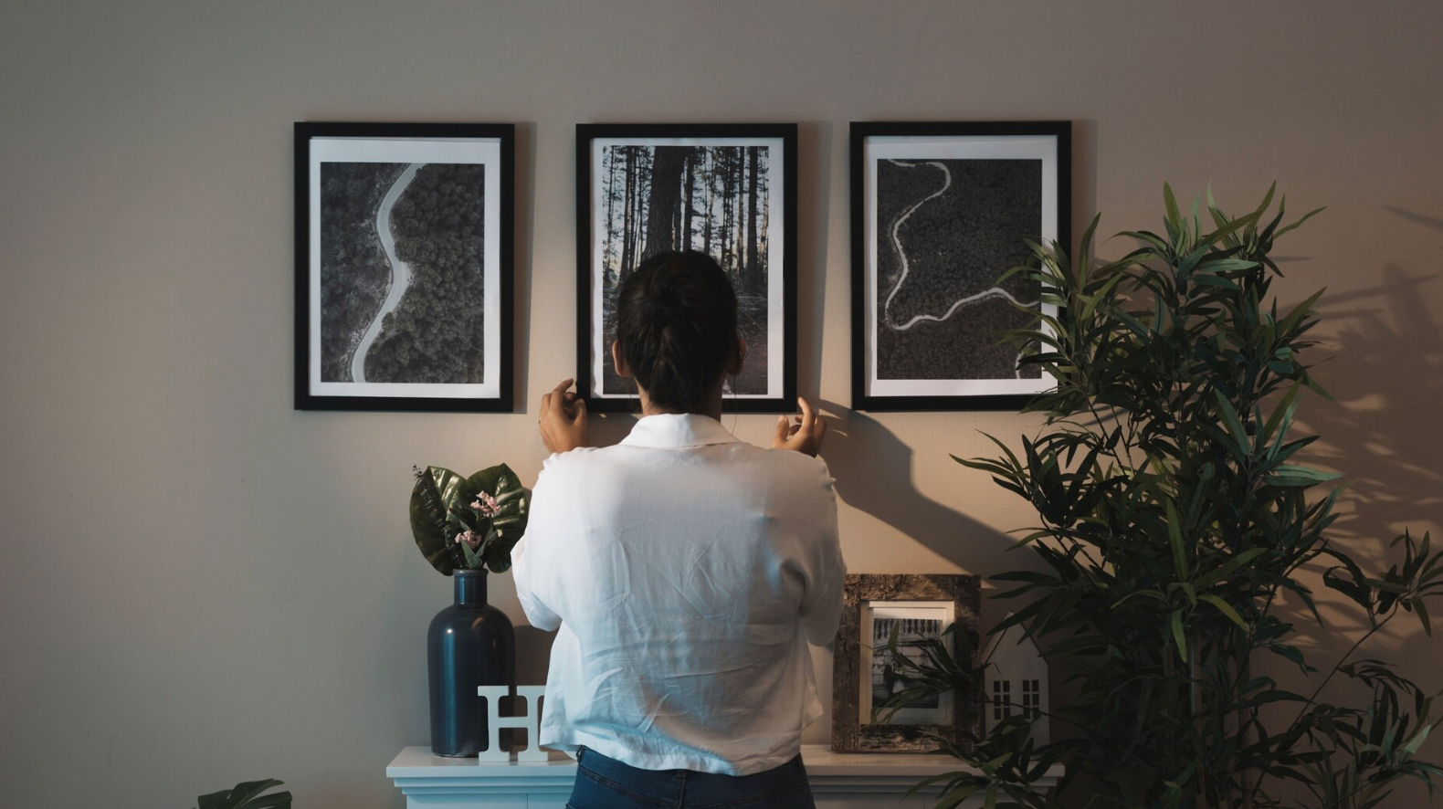 미술 작품의 가치를 결정하는 마지막 한 끝 : 완벽한 조명 배치법 가이드