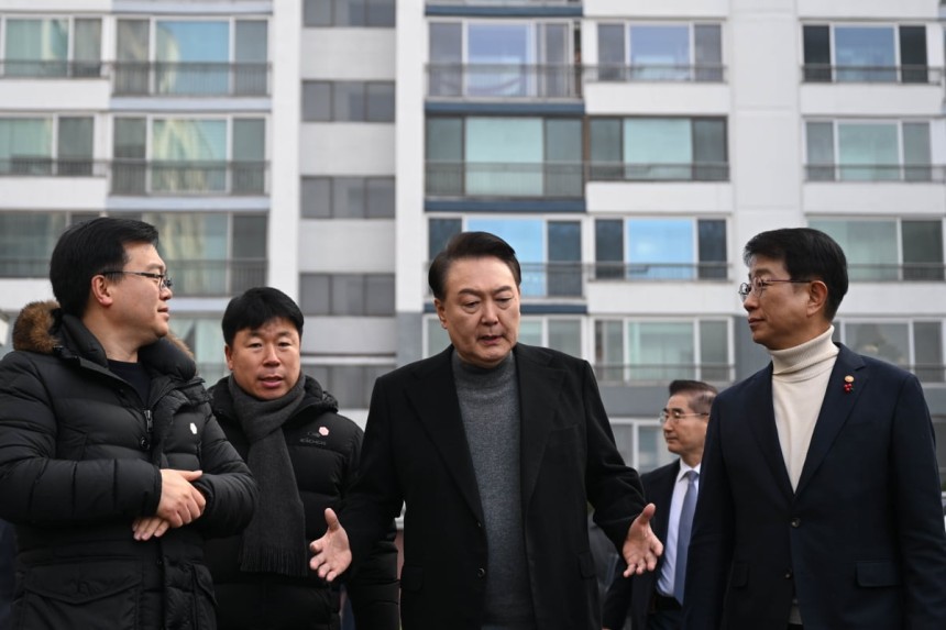 윤석열 전 대통령이 지난해 경기 고양시 일산동구 백송마을 5단지를 방문해 아파트 단지를 둘러보고 있다