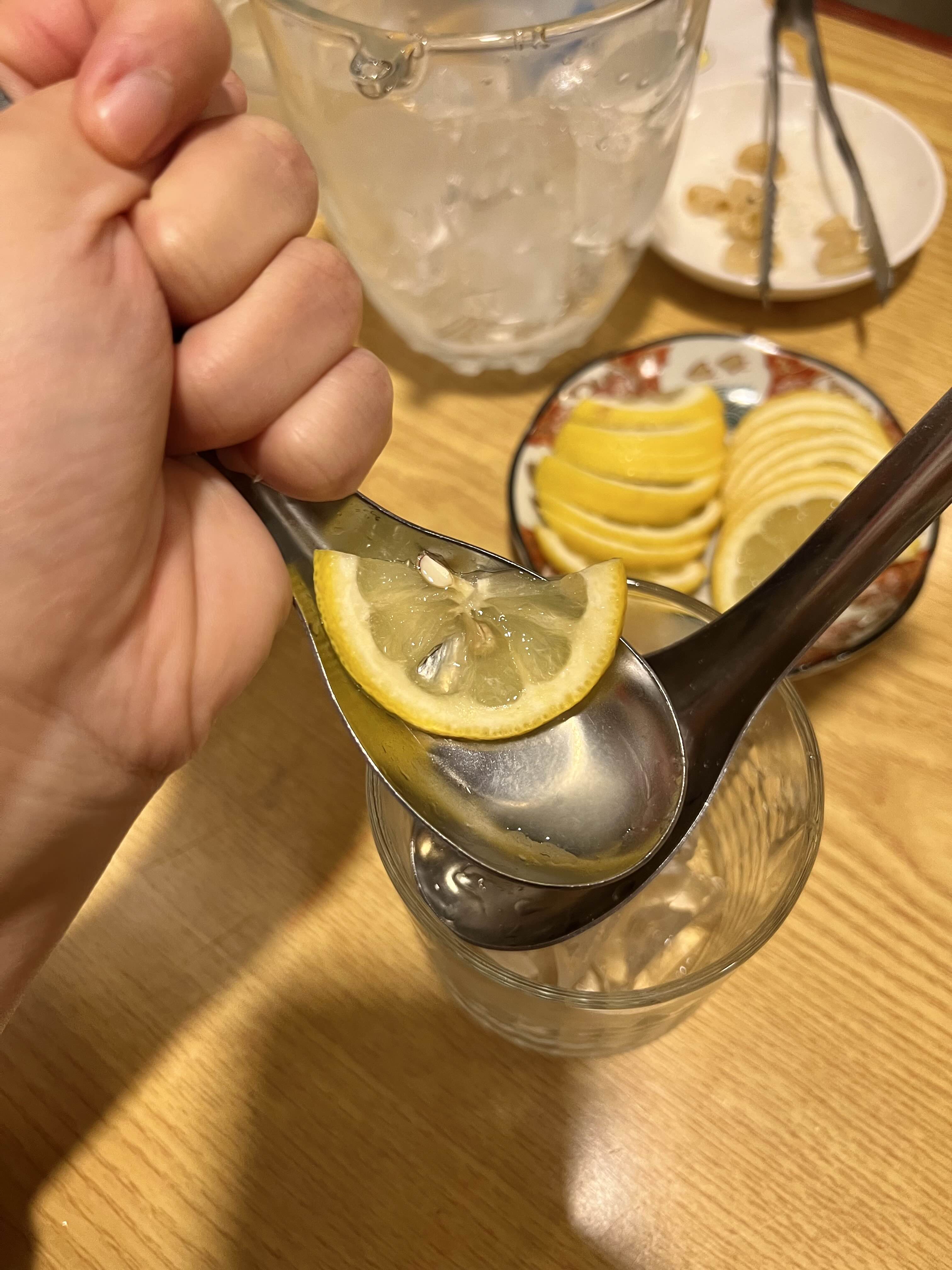 레몬 스퀴저 없을 때 쇠숟가락 두개로 레몬을 착즙해보세요