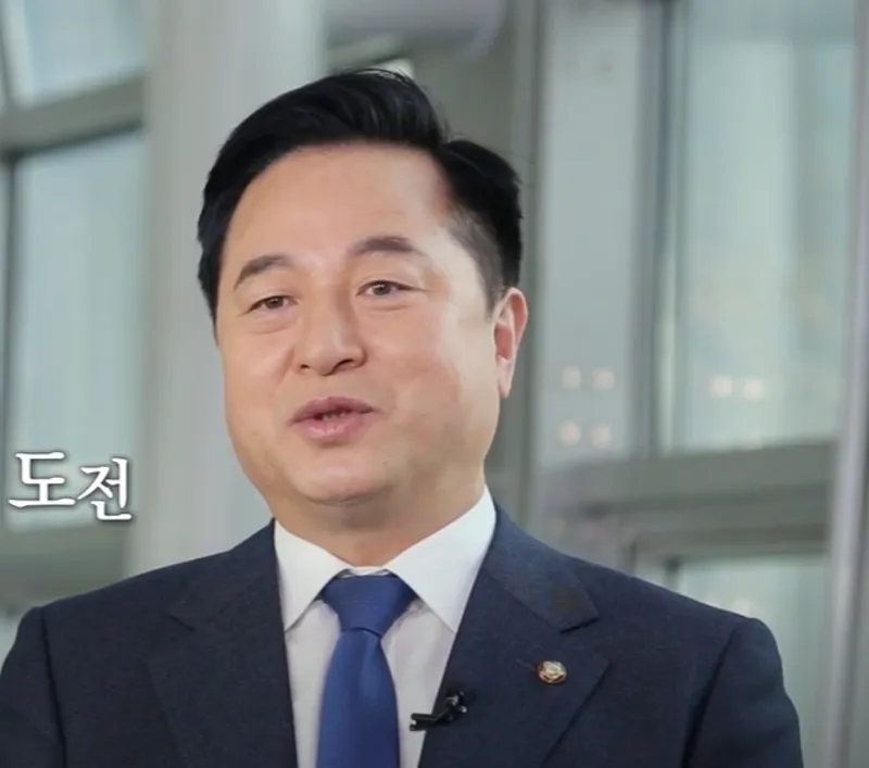 국회의원 인터뷰 장면2.webp