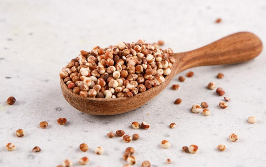 야생에서 채취를 한 수수쌀을 깨끗하게 세척을 한 후에 하얀 바닥 위에 나무숟가락에 가득 담아두고, 주변에도 여러 개를 흩어놓은 후 확대를 하여 찍은 사진