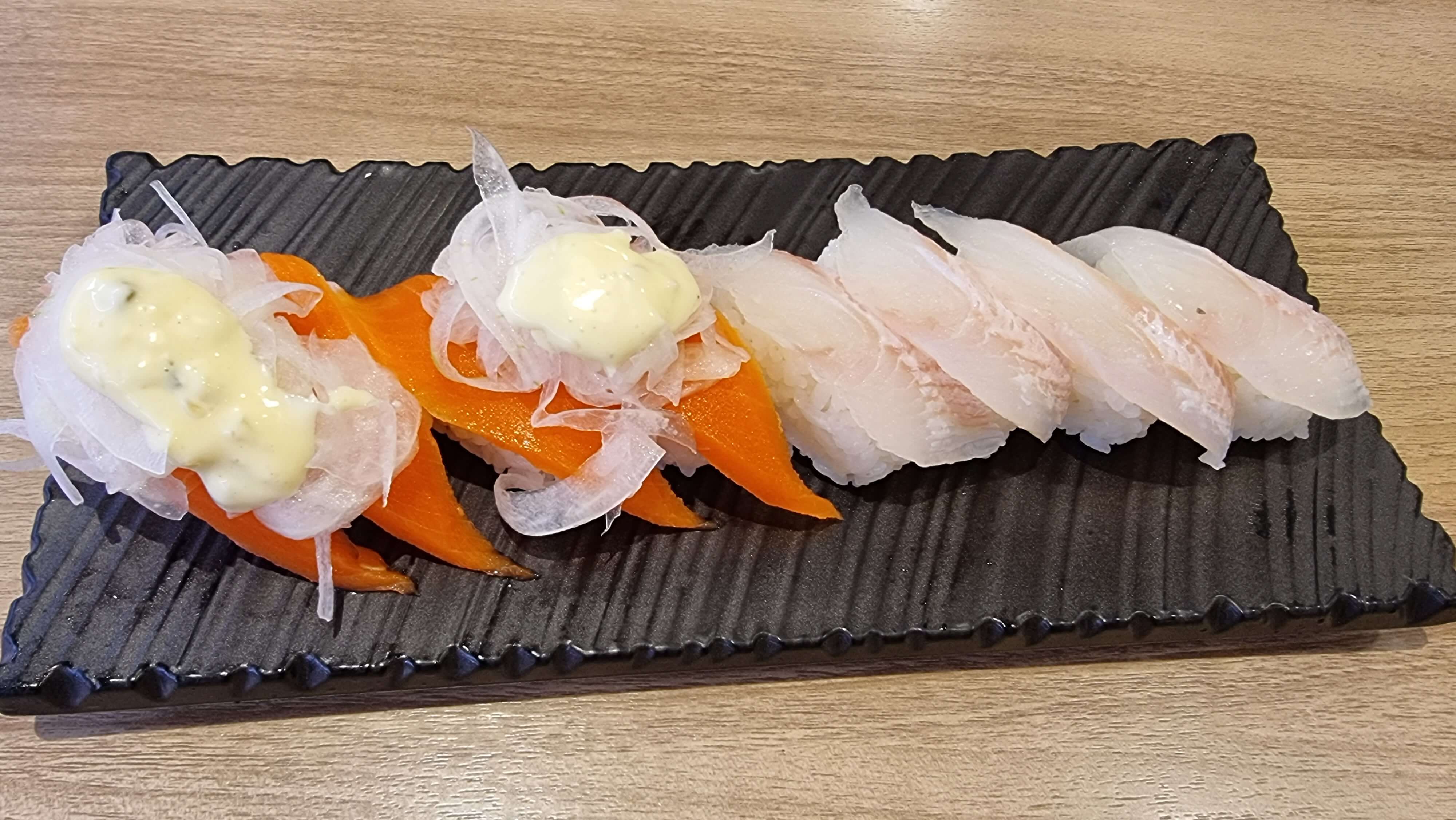 첫 주문으로 받은 초밥 연어 광어 초밥