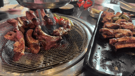 강남 쪽갈비 논현점에서 초벌로 구워서 나온 쪽갈비를 불판에서 굽고 있는 gif