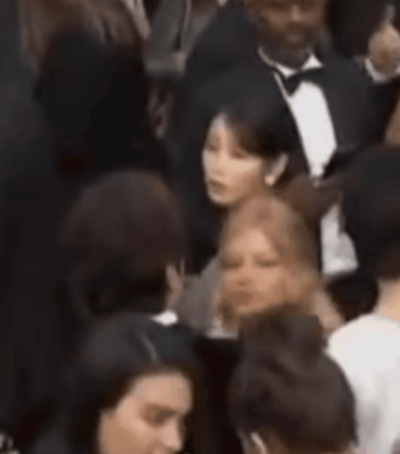 아이유 어깨빵