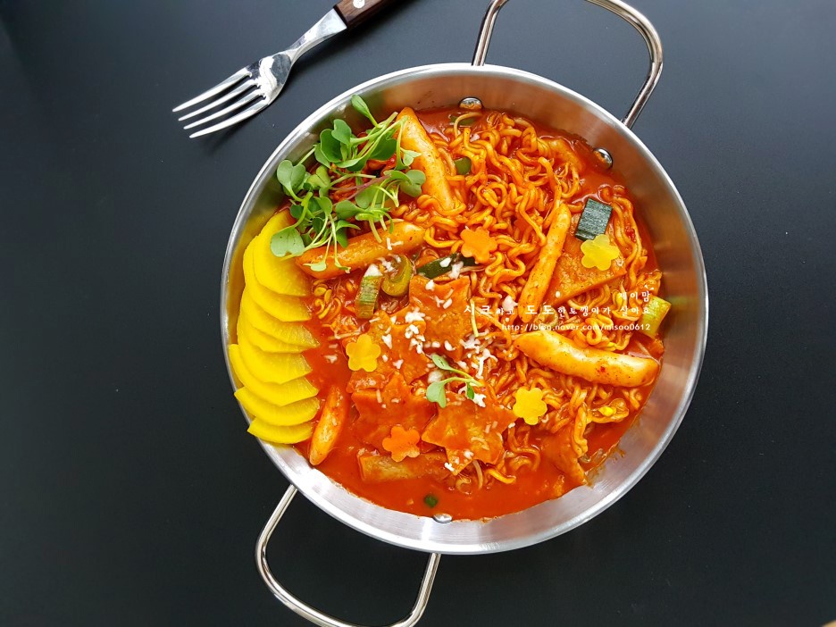 라볶이 황금레시피 완성 사진 - 매콤달콤한 라볶이 - 떡과 라면이 어우러진 라볶이 요리