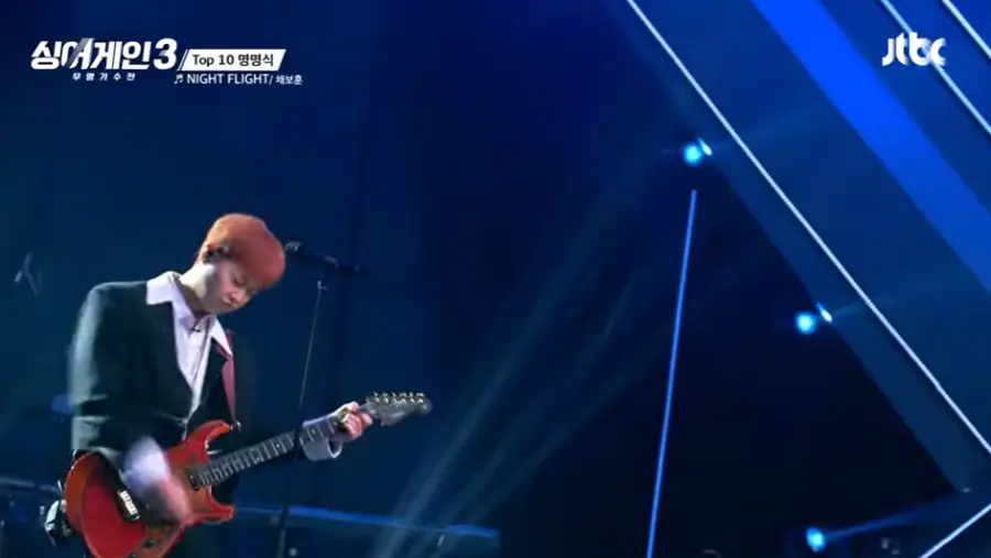 싱어게인3-
검정 자켓 흰색 셔츠 검정색 스탠딩마이크 앞에서 기타지는 노래하는 40호