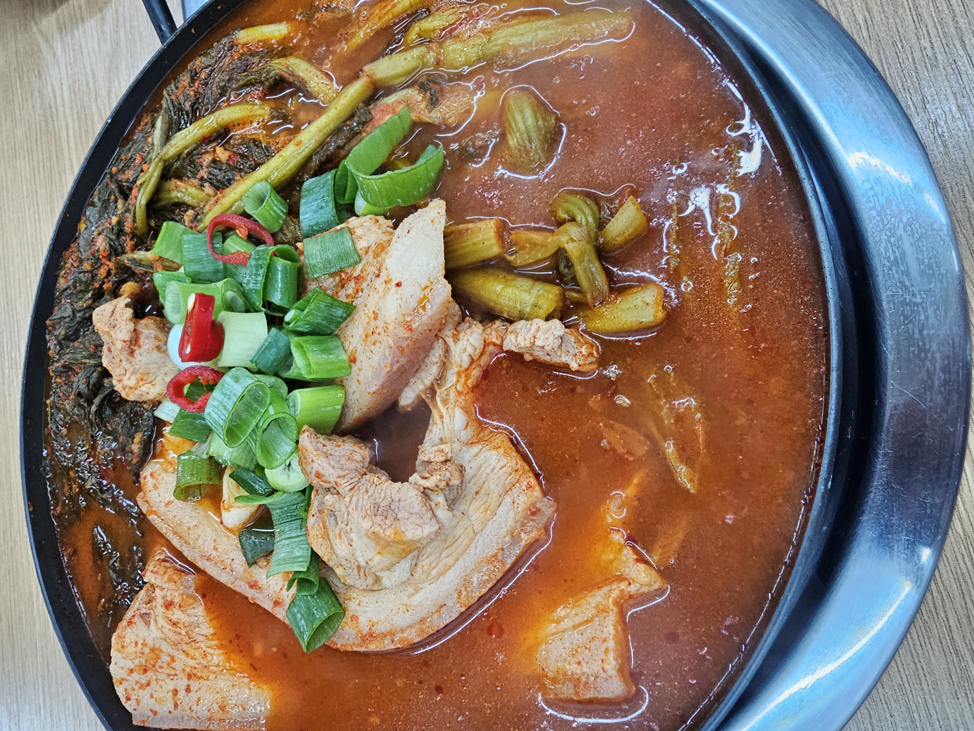 여수 윤심이네 실비집 갓김치찌개, 돼지고기와 갓김치 넣은 얼큰한 국물