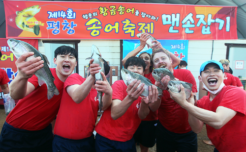 평창 송어 축제 2025 기간, 입장료, 텐트 낚시 예약에서 사람들이 맨손으로 물고기를 잡은 모습 1