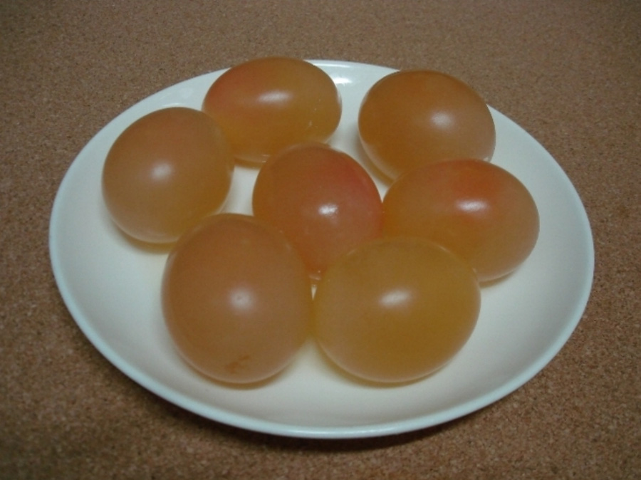 계란에 식초룰 부어 숙성을 시킨 초란을 동그랗고 하얀 접시에 7개 놓아두고 확대를 하여 찍은 사진