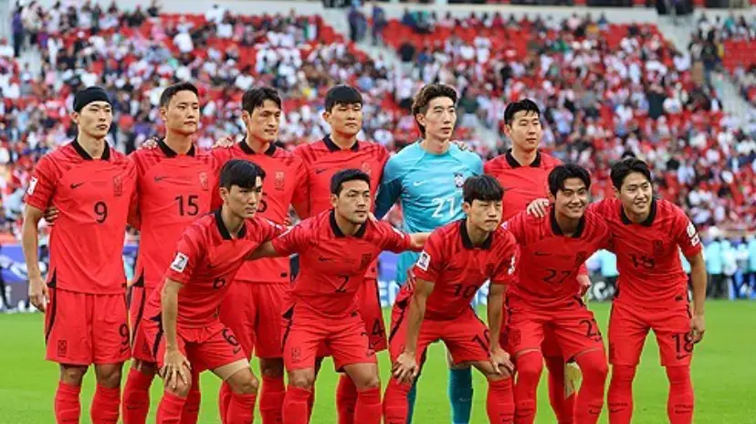 사우디 아라비아전-
관중이 꽉찬 축구경기장 붉은 유니폼을입은 대한민국 선수들이 어깨동무하며 사진촬영하는 모습