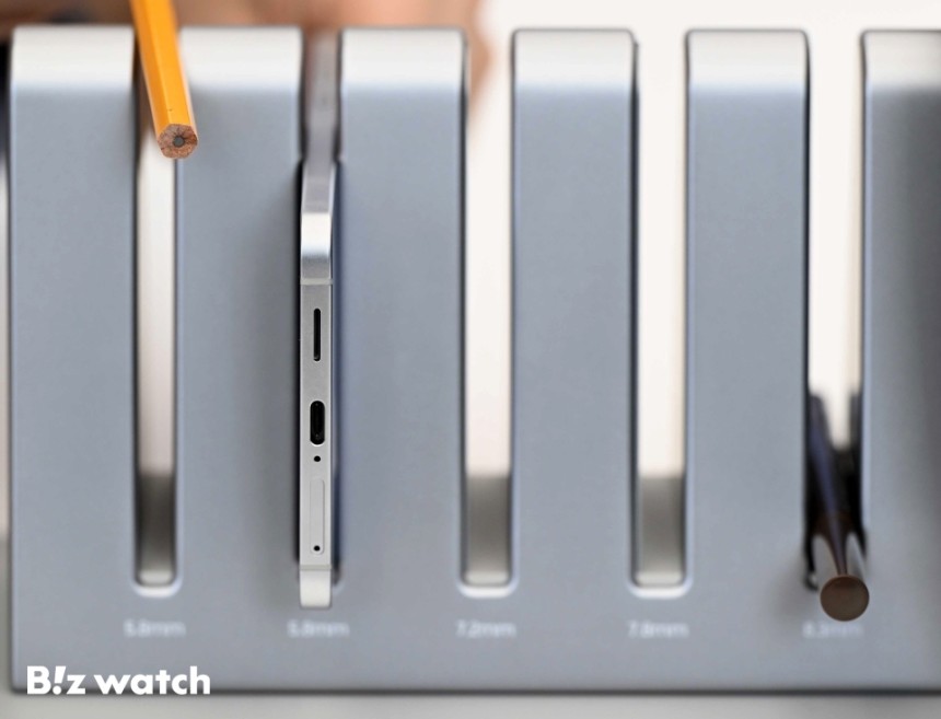 삼성전자가 13일 오전 서울 서초구 삼성 강남에서 초슬림형 스마트폰 '갤럭시 S25 엣지'를 정식 공개