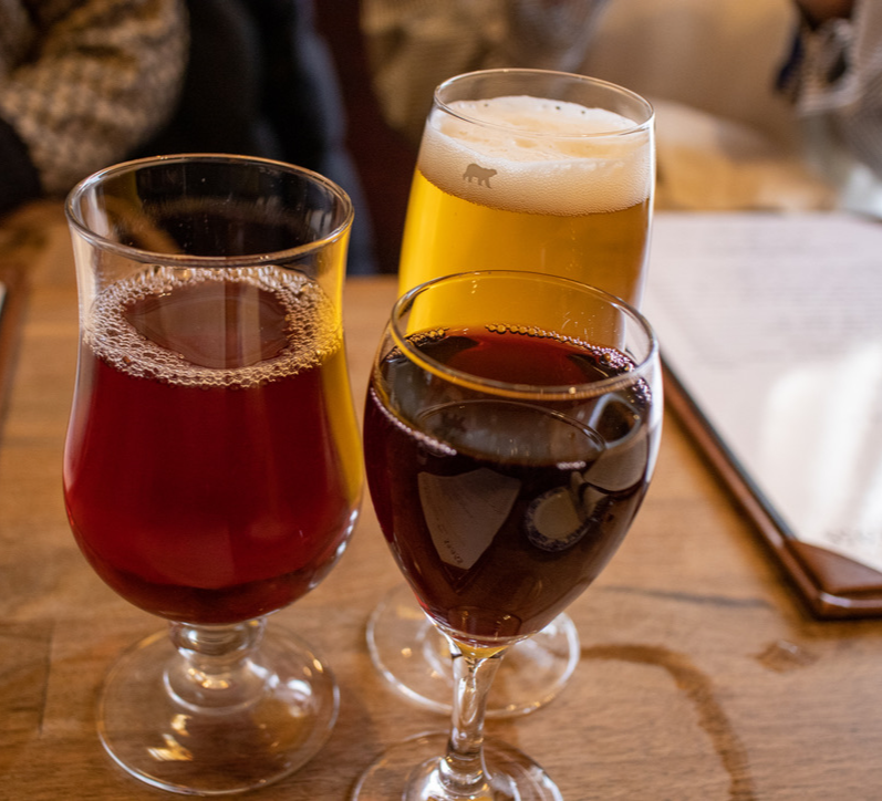 와인이 두가지, 그리고 맥주가 한가지 식탁 위에 놓여있다.