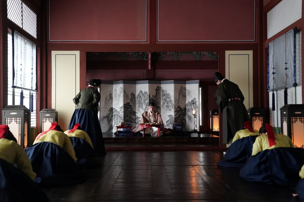 단종 폐위 전 상궁들이 머리를 조아리며 단종에게 식사를 할 것을 권하고 있는 모습