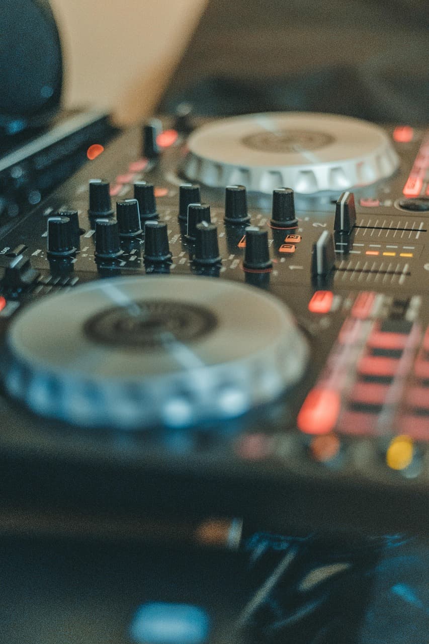 초보자를 위한 DJ 컨트롤러 추천 (2025년 기준)