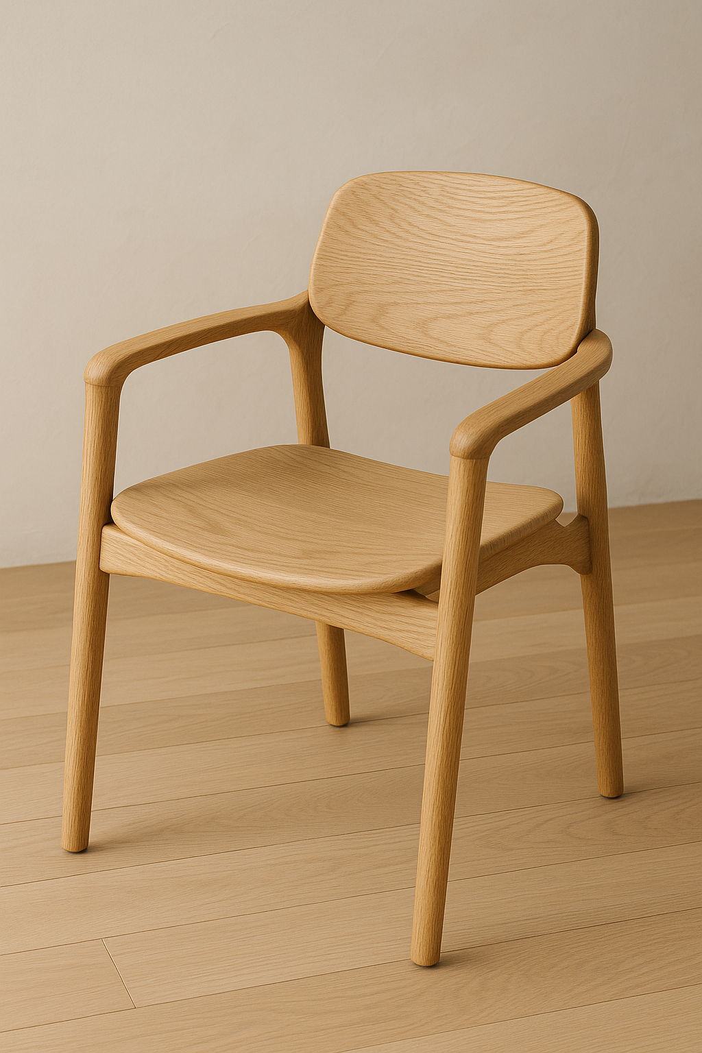밝은 톤의 원목으로 제작된 심플한 인체공학 의자, 따뜻한 분위기의 바닥과 벽 배경에서 촬영된 장면.