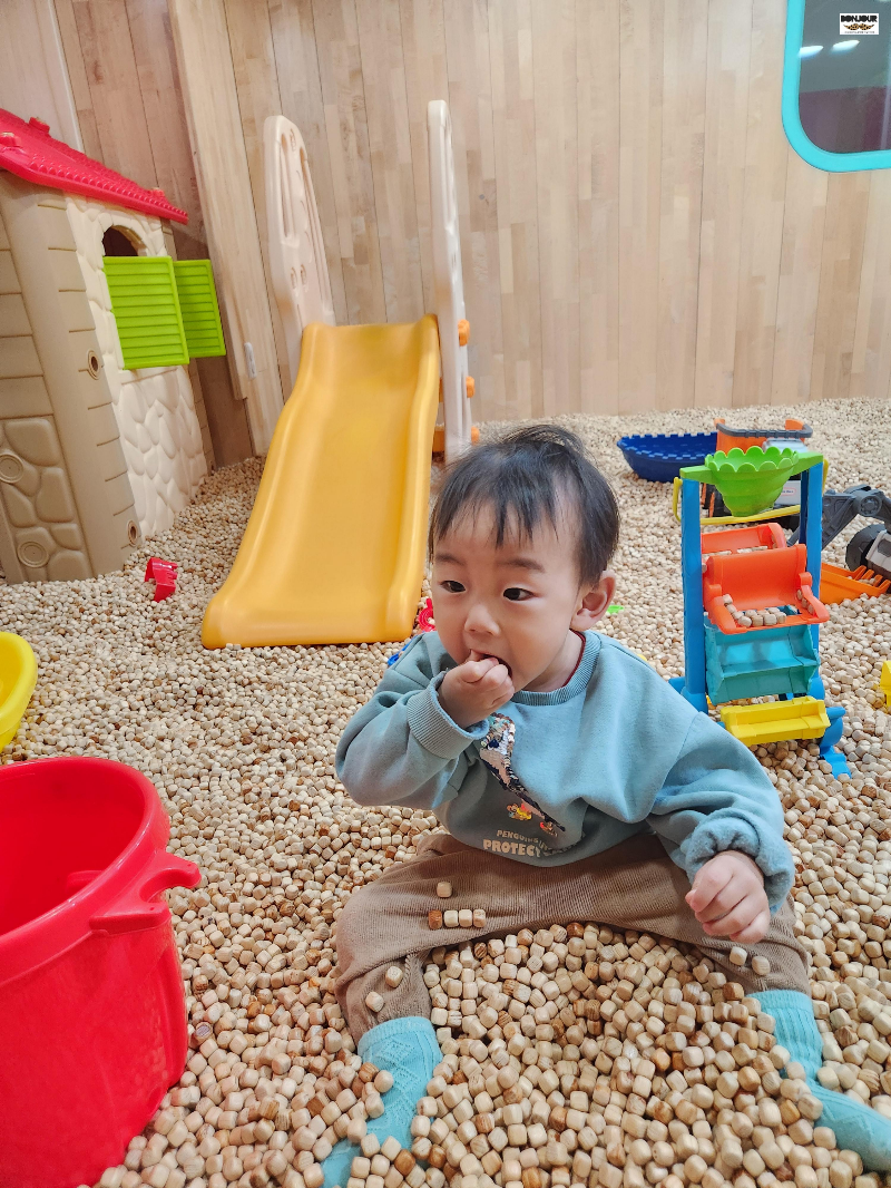 편백룸에서 촉감놀이하는 18개월에 먹으려고 하는 아기