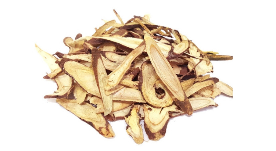 야생에서 채취를 한 감초를 깨끗하게 세척한 후에 건조시킨 것을 편으로 썰어서 흰색 바닥 위에 수북하게 놓아두고 찍은 사진