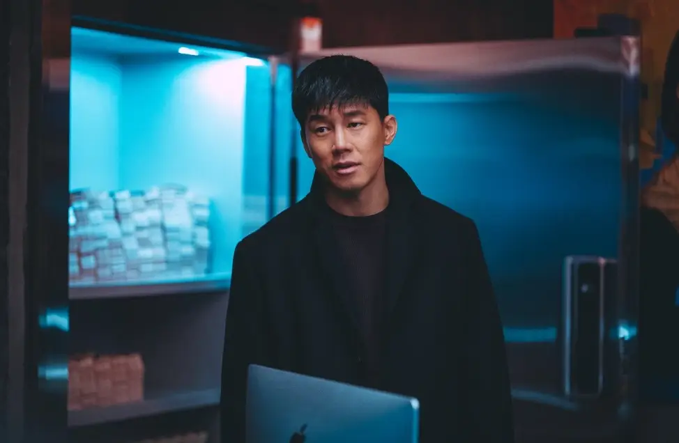 범죄도시-어두운 사무실 검은옷을 입고 서있는 김무열