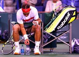 나달의 루틴 중의 하나 물병세우는 모습